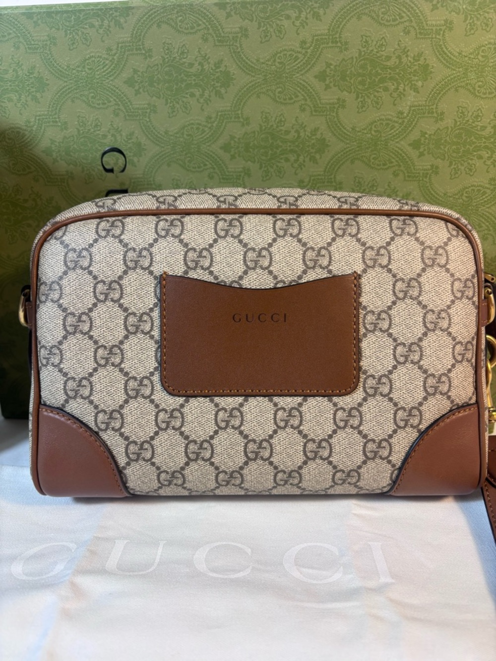 Beautiful Gucci Small Emblem Crossbody - Picture 2 of 16